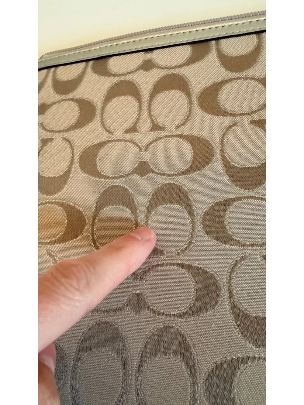 Coach Signature C iPad / Tablet Zippered Padded Carrying Case In Beige / Gold